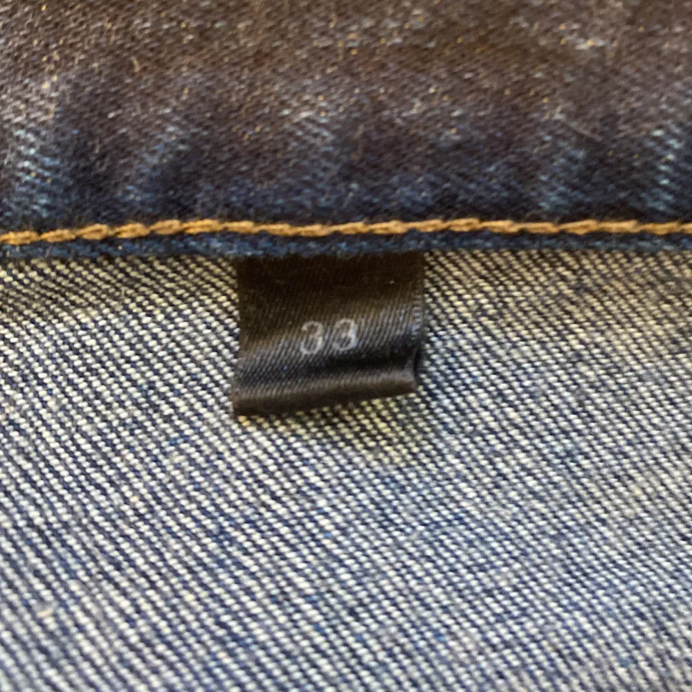 Snygga blå jeans från John Varvatos med klassisk femficksdesign och knappgylf. Perfekta för en stilren look med en rak passform och subtila detaljer. Märkeslappen i läder baktill ger en exklusiv touch. Aldrig använda, nypris 3000kr. W33, dom är lite korta i längden, skulle uppskatta typ L30. . Farkut & Housut.
