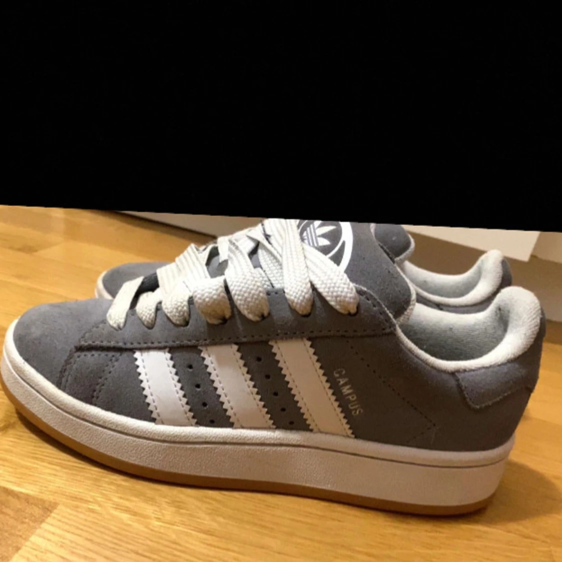 Grå Adidas Campus sneakers