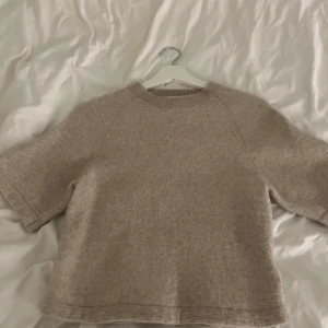 & other stories tröja - Populär tröja ifrån & other stories❤️❤️❤️ Krymt lite i tvätten men inget som märks super mycket❤️❤️❤️