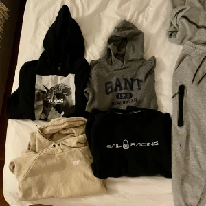 Svart hoodie med Tupac-tryck - Säljer en svart hoodie med ett stort Tupac-tryck på framsidan. Perfekt för dig som gillar streetwear och vill ha en bekväm och stilren tröja. Hoodien har en klassisk passform med en stor ficka framtill.