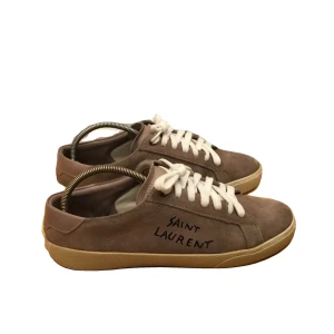 Saint Laurent [40-41 - Hej säljer mina helt nya Saint Laurent skor i mocka självklart äkta som är väldigt eftertraktade ✌️ (Skick 10/10 aldrig använda)[ Storlek 40 men passar 41 till 42 ]Mitt pris 2099kr 🟢Ny pris 6295kr 🔴Vid frågor kontakta mig 🤛Mvh Gabbe 👌