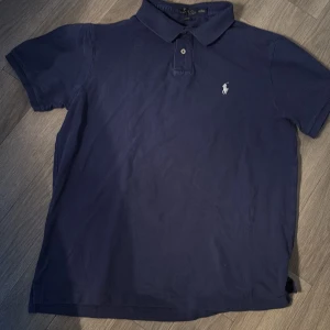 Piké från Ralph Lauren - Säljer en klassisk mörkblå pikétröja från Ralph Lauren med den ikoniska broderade loggan på bröstet. Tröjan är som ny och har inte defekter. Nypris ca 1300kr mitt pris 275kr💪💯