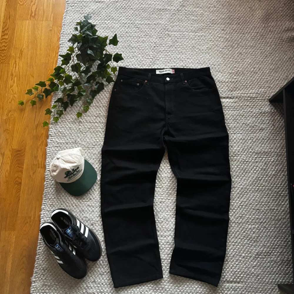 Säljer ett par klassiska svarta Levi's 505 jeans. De har en rak passform. Perfekta för en stilren look. Använda väldigt få gånger 🖤. Farkut & Housut.