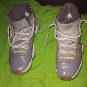 Jordans 11 - Jordans 11 cool grey i ett jättebra skick och funkar utmärkt. Storlek 41-43