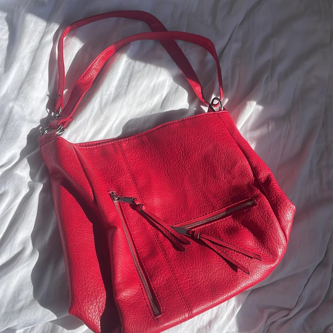 Röd axelväska i skinn