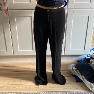 Svarta byxor från Part Two - Snygga svarta byxor från Part Two med en elegant och enkel design. Storlek 36