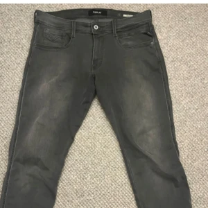Replay jeans  - Säljer de hära jeansen eftersom de inte passar mig längre. De är i ett super bra skick 9/10. Bara att skriva vid funderingar.