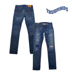 True Religion ripped jeans - True Religion ripped jeans  Midjemått:39 Yterbenslängd:103 Innerbenslängd:81 Benöppning:16 Gren höjd:22 St24