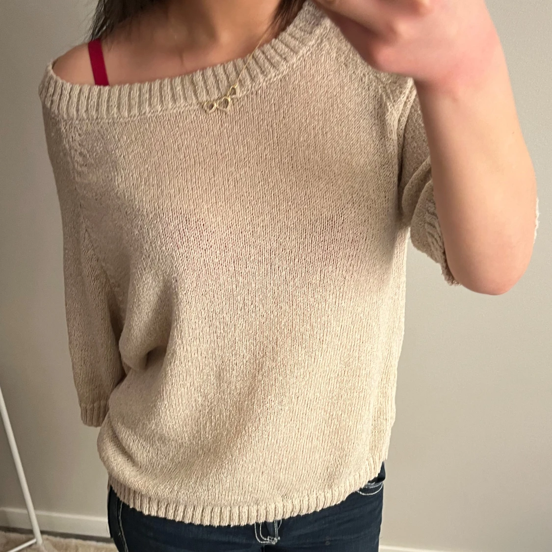 Beige stickad offshoulder tröja