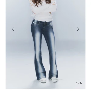 Weekday jeans  - Virala jeans från weekday some slutsålda. Minns inte exakta steolek men e 99% säker dom är 36/30 eller 32 minns inte, men passar mig som är 160 lång och brukar ha 36 i jeans storlek (eller xs/s) funkar för folk som är lite längre o kortare i längd . Kan mötas upp i tc/odenplan om ni vill spara pengar på frakten. 