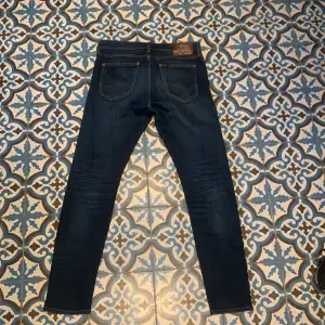 Snygga mörkblå Lee jeans med slim passform. Jeansen är som nya, skick 10/10 | Storlek 30/30 | Perfekta för en stilren vardagsoutfit. Vid fler frågor eller intresse är det bara att skriva. 
