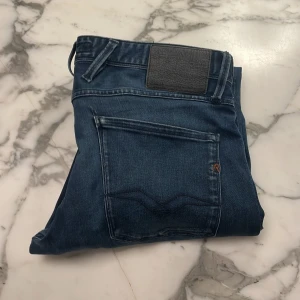 Blå jeans från Replay - Hej! Säljer dessa riktigt snygga jeans från Replay i storlek w31. Skicket på jeansen är riktigt bra! Hör av er om ni har några frågor!😊