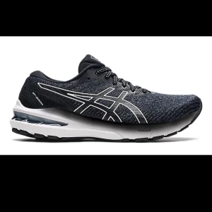 Löparskor från Asics - INTRESSEKOLL! Löparskor från Asics som tyvärr blivit försmå för mig. Enkla skor utan färger som passar till alla. Bra stöd och bekväma för löpning eller träning. Skorna är använda men i mycket gott skick! Skriv om något undras! ☺️lägger ut och kollar om det finns intresse, jag ska nog köpa nya🙂