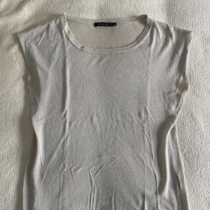 Glittrig topp från Edblad - Säljer en  glittrig topp från Edblad i silver. 