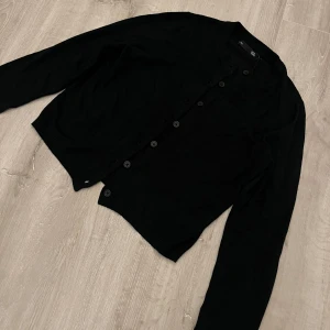 Svart kofta från Lager 157 - Säljer en stilren/oanvänd/ny och trendig svart kofta från Lager 157 i storlek XS🩷En perfekt kofta att ha med ett linne och ett par byxor till,vilken dag som helst.Pris kan diskuteras🩷
