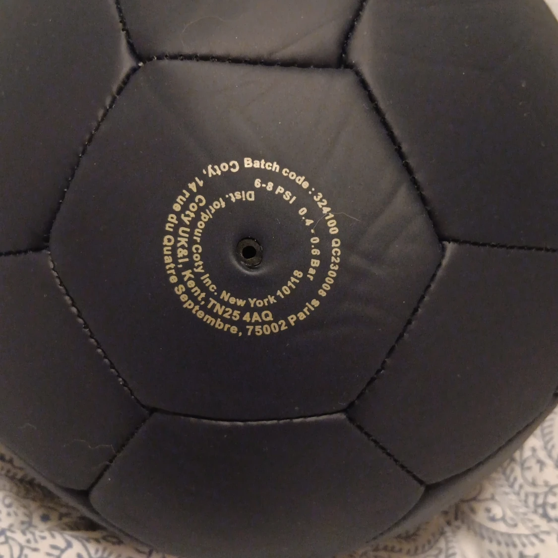 Svart fotboll från Boss Parfums - 1