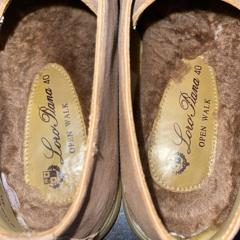 Säljer ett par eleganta bruna loafers från Loro Piana i modellen Open Walk. Skorna är tillverkade i mjuk mocka och har en bekväm innersula. Perfekta för en stilren look. Använda en del men fortfarande riktigt bra skick förutom lite crease! Skriv vid funderingar 😁 dustbag ingår🌟🤝. Kengät.