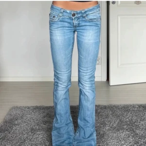 Blå bootcut jeans - Supersnygga lågmidjade jeans köpt från Plick. De är i jättebra skick och har inga defekter. Säljes pga att  de är förkorta för mig. Tryck gärna på köp direkt! (Kan mötas upp i Sthlm)💓