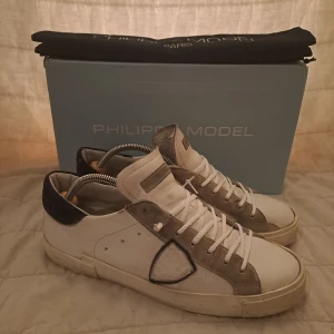 Philippe Model - Skorna är i bra skick, väldigt smått slitna under skon, enda synliga deffekten som verkligen inte påverkar mycket syns på första bilden vid snörhålet på bortre skon. sulan har lossnat väldigt lite syns knappast. Skick 8/10, dustbag medkommer vid köp. Nypris 3600kr. Hör av er vid fler frågor. Obs kan tidigast skicka iväg dem runt 31/01-1/2