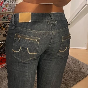 Lågmidjade Jeans  - Sjukt snygga jeans från Dolce & Rosa. Storlek S/M🙌