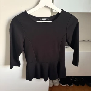 Svart topp Bikbok - Säljer denna jätte gulliga tröjan ifrån Bikbok då den inte kommer till användning. Den är kort i armarna, ner till armbågen ungefär. Nytt skick. Storlek S. 