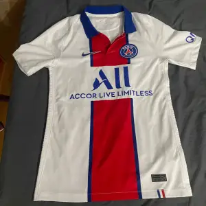 Psg tröja med mbappe och nummer 7 på ryggen oanvänd  storlek xs men passar även s
