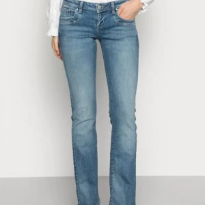 Blå valerie jeans från LTB - Snygga blå Valerie jeans från LTB med låg midja och bootcut i storlek 27 som nästan aldrig använts🩷