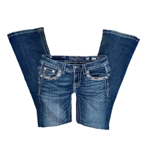Miss me jeans  - Ljusblåa vintage lågmidjade miss me jeans i modellen boot i strl 27 med jätte fina detaljer!  // midja 36cm, innerbenslängd 74cm, längd 95cm 💞