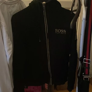 Svart tröja  från Hugo Boss - Säljer en boss tröja som jag blivit för liten det är en gammal modell som du inte kan köpa på boss hemsida längre inga märken eller fläckar på tröja dm för frågor sänker priset vid snabb affär 