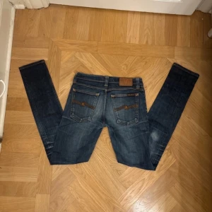 Nudie jeans - Nudie jeans tight long John  Sitter slim W 27 L 32 Längd 100 cm Midjemått 35x2cm Materialet är en aning stretchigt