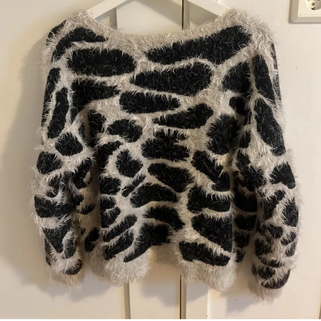 Svartvit fluffig tröja - 1