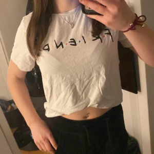  T-shirt med Friends-tryck från H&M - Säljer en vit t-shirt från H&M med det ikoniska Friends-trycket i svart och färgglada prickar. Fint skick! 💙