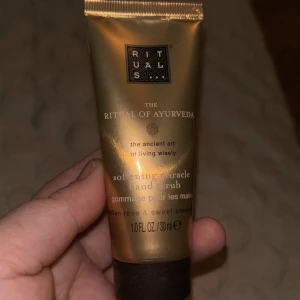Handscrub från Rituals - En lyxig handscrub från Rituals, The Ritual of Ayurveda, med doft av indisk ros och sötmandel. Förpackningen är guld och innehåller 30 ml. Perfekt för att mjukgöra och vårda händerna.
