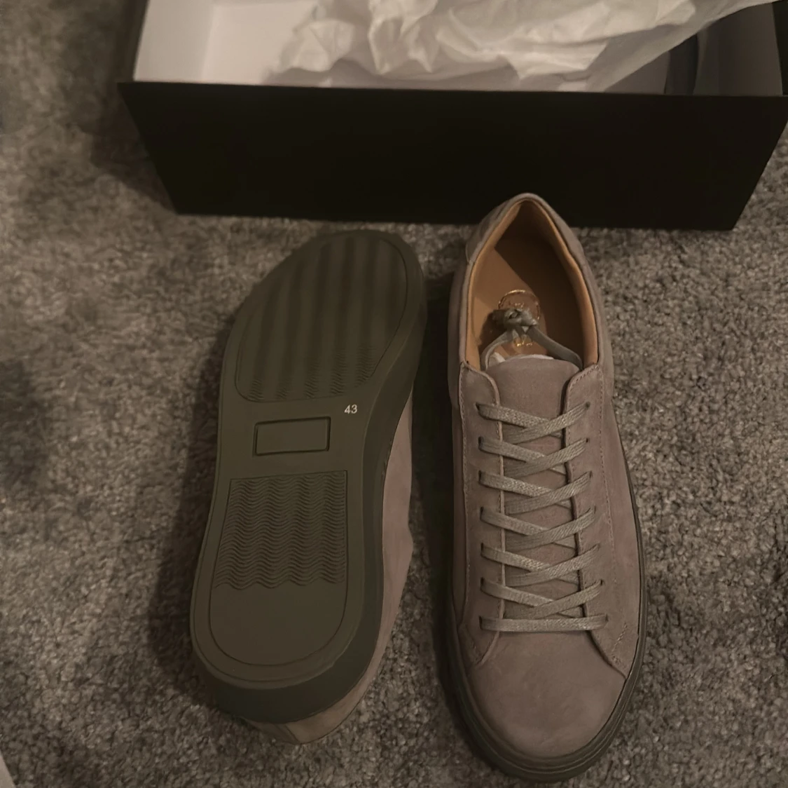 Grå sneakers med snörning - 3