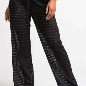 Svarta spets byxor i stl s i midjan och ”tall” i längden från Madlady  - Nya och oanvända snygga svarta spetsbyxor med ett genomskinligt mönster från Madlady.  Stl small/tall och passar de som är mellan ca 172-182. De har låg midja och elastisk midja för extra komfort. Byxorna har raka ben och sidofickor, vilket gör dem både stiliga och praktiska.