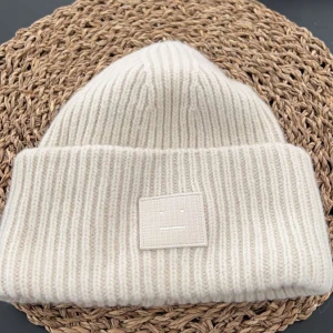 Vit acne mössa - sprillans ny acne mössa, endast testad! 🥰