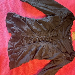 Oanvänd blus från Mango - Helt oanvänd blus från mango,, köpt från Sellpy. Säljer den då den är alldeles för liten, svår att ta på. Den är inte så töjbar, storlek M men skulle säga något mindre iaf.