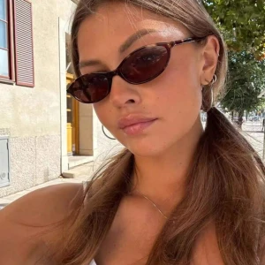 Bruna solglasögon - Snygga smala solglasögon i brun färg med en modern design. Perfekta för soliga dagar och ger en cool touch till din outfit. De har en smal ram som ger en elegant look. Helt nya! Passar tyvärr inte min ansiktsform men tycker dom är as coola och super fräscha. Ett fodral tillkommer också. 