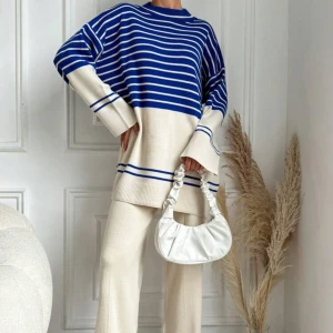 Randig blå och vit oversized tröja set  - Säljer ett så snyggt oversized set. Den är gjord i ett mjukt material och är väldigt rejäl i tyget. Då den inte kommer till användning på grund av graviditet så säljer jag den 💕☺️🌸nypris var 599kr