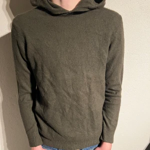 Oscar Jacobsson Pascal hoodie - Hej! Säljer nu denna snygga Oscar Jacobson Pascal hoodie, skicket är 9/10 och nypris är 1600kr. Vid minsta lilla fundering så är det bara att skriva 