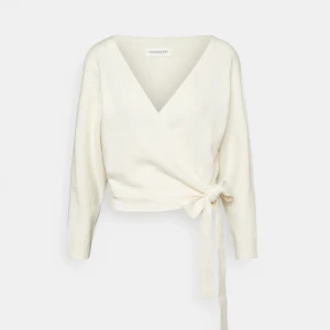 Vit kofta med rosett  - Säljer denna koftan den even&odd.Jätte söt passar till allt.Inga defekter då jag köpte den nyss  och inte har kommit till någon användning💗Kom gärna med fler frågor(prisförslag)💗