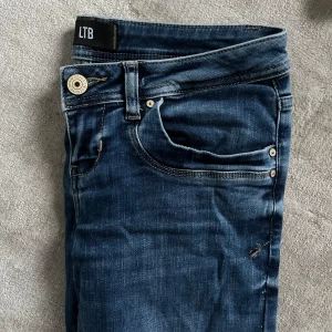 LTB JEANS - Säljer nu mina LTB jeans i storlek W25 L34. Använda några få tal gånger så är i fint skick. Lite trampade på, så en lite ljusare blå färg längst nere på benet (se bild 2). Sitter förövrigt väldigt bra, säljer då de inte kommer till användning. Köpta för 1100kr och säljer då för 750kr. Skriv privat för mer bilder🥰pris kan diskuteras vid snabb affär