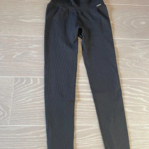Mörkgråa ribbade leggings från Aim'n - Snygga mörkgråa ribbade leggings från Aim'n. Bästa träningtightsen jag testat, dom är perfekta för både styrketräning, löpning, promenader eller till vardags. Säljer pågrund av att dom är för små för mig. Nypris 600 kr. Köparen står för frakten.