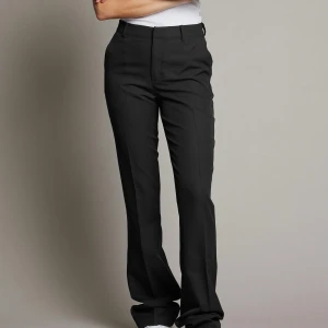 Svarta kostymbyxor - Snygga svarta kostymbyxor från bikbok som är utsvängda. Byxorna har en dragkedja fram och är från Bikbok i modellen Wilma och storlek 36! 💗