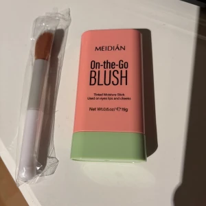 On-the-Go Blush från Meidian - Endast testad! Borsten oanvänd!                Färgen Pink. On-the-Go Blush från Meidian i en praktisk stickform. 