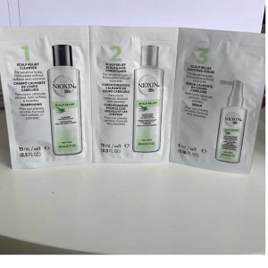 Nioxin Scalp Relief Kit - Nioxin Scalp Relief Kit innehåller tre produkter för känslig hårbotten: en rengörande schampo, en vårdande balsam och ett lugnande serum. Produkterna är formulerade utan sulfater och färgämnen för att ge en skonsam vård.