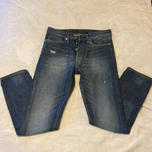 Snygga slim jeans med slitningar - Säljer nu mina svinsnygga slim jeans med slitningar