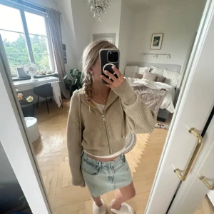 Beige stickad hoodie från Zara - Säljer en beige stickad hoodie från Zara. Den är croppad med dragkedja och har långa ärmar. Perfekt för en avslappnad stil. 🧥den är i bra skick jag köpte den från plick för 1 månad sen men har använt den en gång då jag kände att den va lite för kort