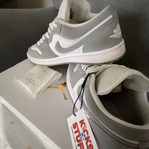 Nike jordan Wolf grey - Säljer ett par nike air jordan wolf grey som är använda ett par gånger men är i ett väldigt bra skick. Pris 1000 men ej hugget i sten. Nypris 2600