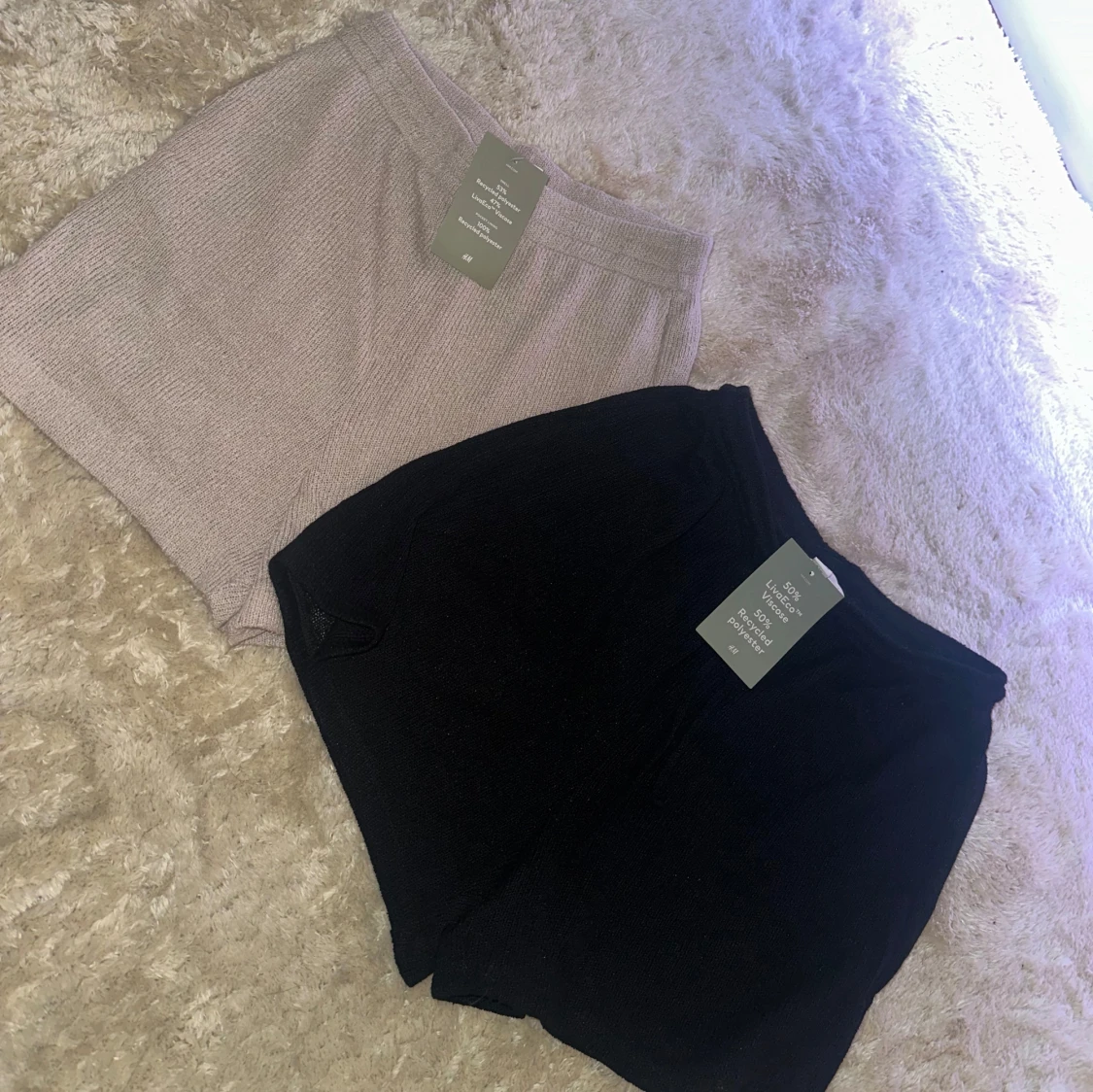 Två par shorts i beige och svart - 1